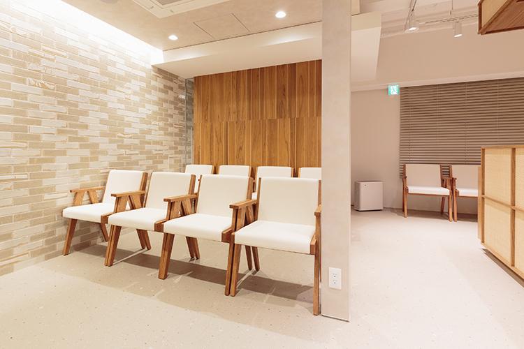 六甲なのはな眼科 神戸市灘区 木目を基調とした居心地の良い空間