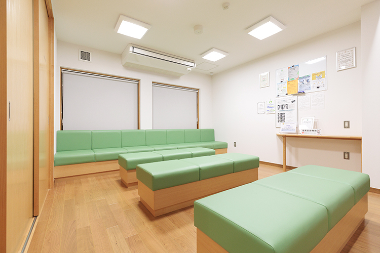 なりた内科・脳神経内科 成田市 ナチュラルな木目が印象的な、温かみのある空間