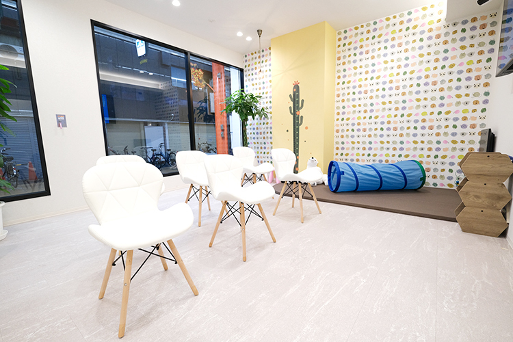 三国デュオ歯科・おとなこども矯正歯科・美容皮膚科 大阪市淀川区 キッズスペースも完備。子どもとも気軽に来院可能