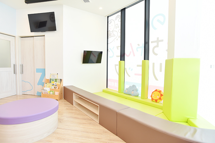 さの赤ちゃんこどもクリニック 大阪市天王寺区 ぬいぐるみやキャラクターグッズがあるキッズスペースも完備