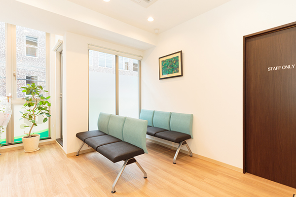 医療法人けんこう会 うめだ整形外科 茨木市 明るい光が差し込む待合室