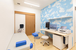 かいと整形外科リハビリクリニック 尼崎市 診察室、空と海をイメージした壁紙が特徴