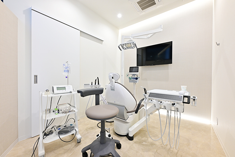 大塚CARNA歯科 矯正歯科 豊島区 診療ユニットは、半個室と完全個室を用意。外科手術の実施も可能
