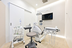大塚CARNA歯科 矯正歯科 豊島区 診療ユニットは、半個室と完全個室を用意。外科手術の実施も可能