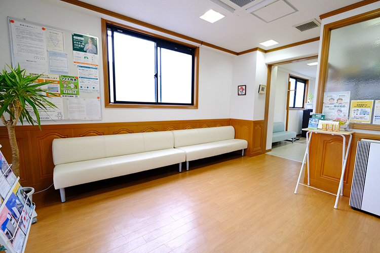 創生会クリニック 神戸市東灘区 木のぬくもりを感じる落ち着いた雰囲気の待合室