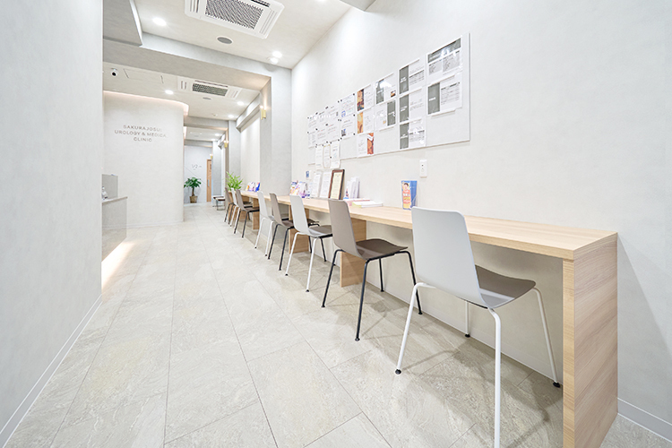 桜上水泌尿器・内科クリニック 杉並区 洗練された雰囲気の院内