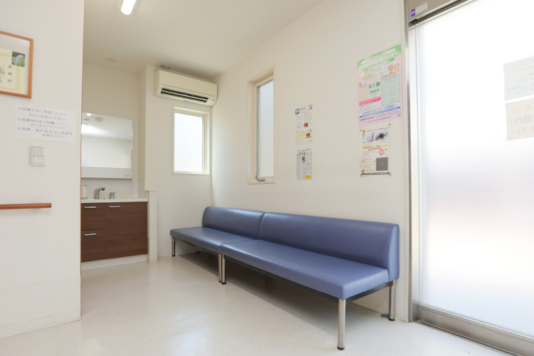 ハルタ眼科 大阪市西成区 清潔感のある白を基調とした待合室