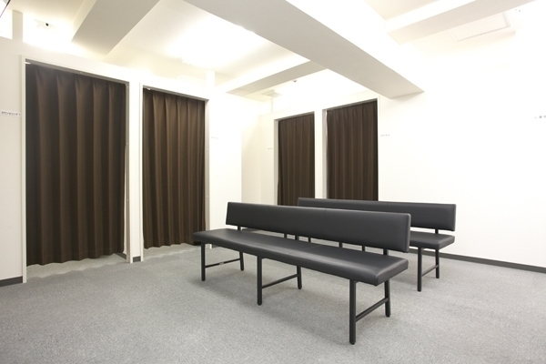 立川静脈瘤クリニック 立川市 待合室もゆったりスペースが確保されている