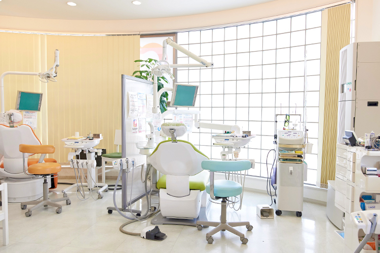 ルトゥール歯科診療室 横浜市港北区 清潔さだけでなく、明るさも兼ね備えた診療室