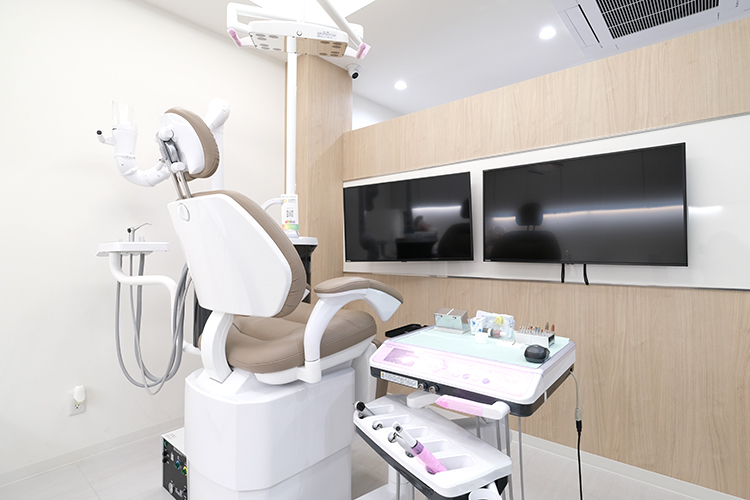 綾瀬亀有ロハス歯科＆矯正歯科 足立区 口腔外科専門医である林院長は、歯を残す治療に注力