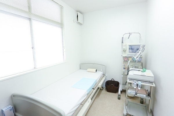 山路医院 足立区 明るく清潔に保たれた処置室