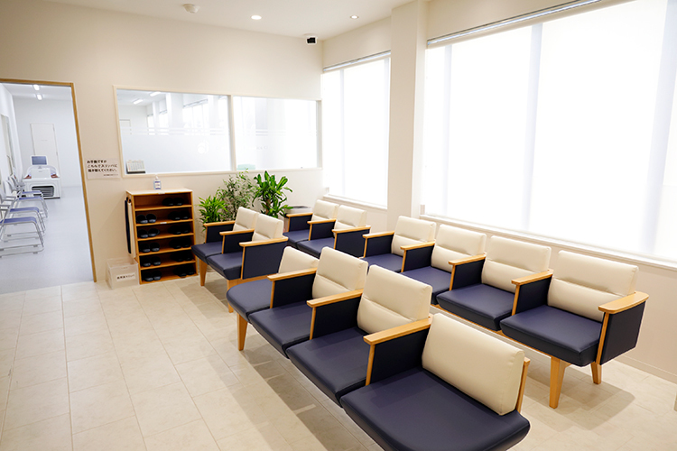 おざき整形外科クリニック 松原市 外光が差し込み、明るい雰囲気の院内