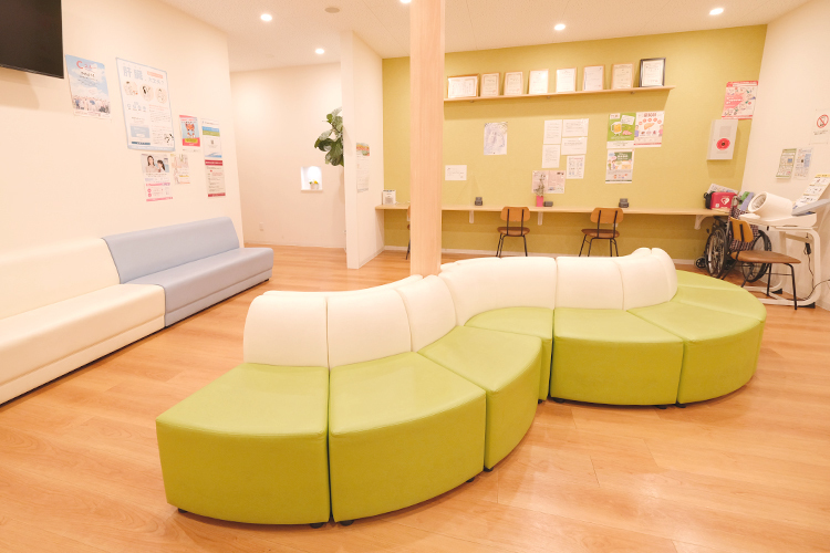 たいら内科・消化器内科クリニック 大津市 患者同士が向かい合わないよう配慮された椅子やソファーの配置