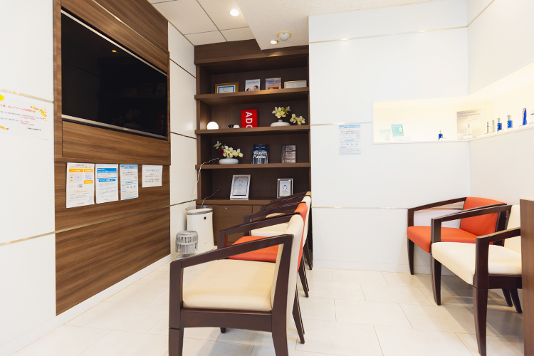 赤井クリニック スキンケア 横浜市神奈川区 第1・3木曜日には、表参道にある姉妹院の医師が手術を行う