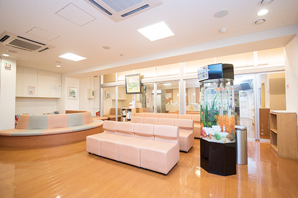 医療法人社団貴昌会 岡野クリニック 越谷市 水槽がある待合室は患者の憩いの場だ