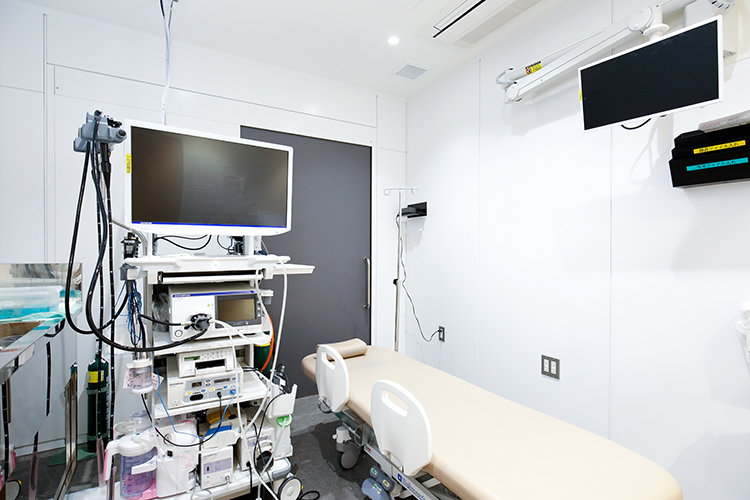 西新井大腸肛門科 足立区 新型の内視鏡システム。洗浄システムも大学病院と同レベル