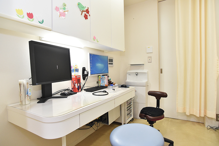 にしかわこどもクリニック 大阪市平野区 院内には季節ごとの飾りで目を楽しませる工夫を凝らす