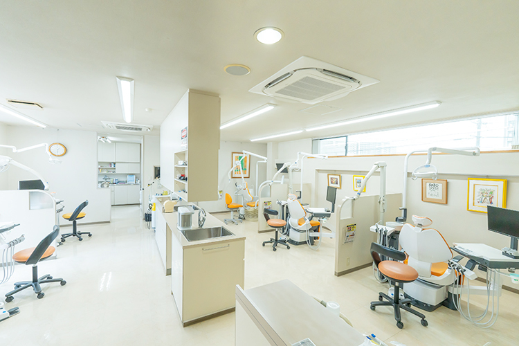 内田歯科医院 岡崎市 チェアの間には仕切りが設置され、プライバシーに配慮されている