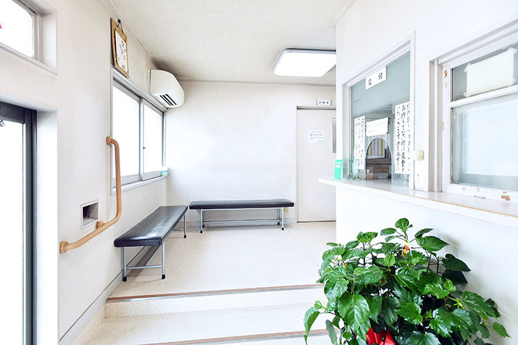 尾花医院 堺市堺区 手すりがあり、段差への配慮をしている