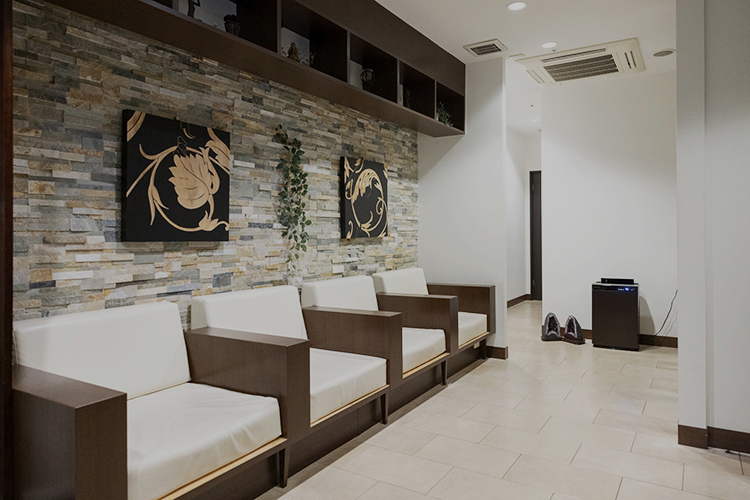 オーキッド代官山クリニック 渋谷区 ブラウンを基調としたリラックスできる待合室