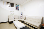 信濃町診療所 Clinica Medica 新宿区 待合室。リラックスして待てるよう配慮している