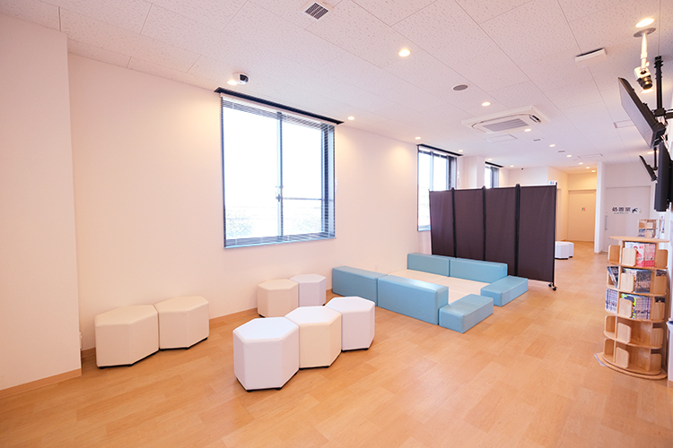しゃちキッズクリニック 船橋市 待合室には広々としたキッズスペースを備える