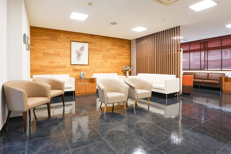 三田医院 岡山市中区 美術館であるかのような、待合室