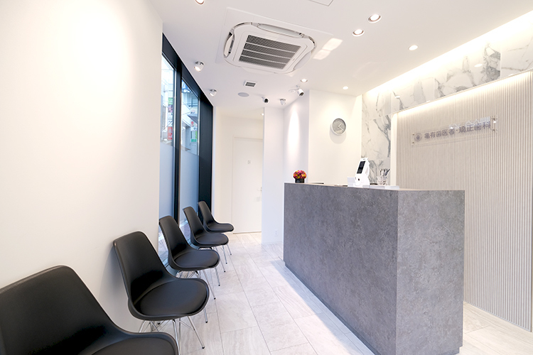 亀有歯医者・矯正歯科 葛飾区 グレーを基調にした落ち着く待合室でリラックスして過ごせる