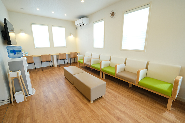 ひびきの杜内科クリニック 北九州市若松区 陽光が差し込み、明るく開放感あふれる待合室
