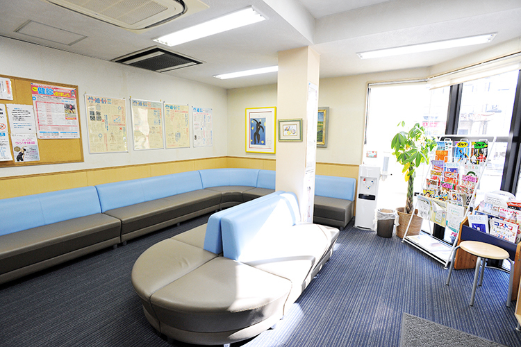 吉川整形外科 相模原市中央区 広々としていて居心地の良い待合室