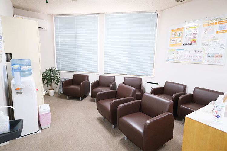 大平歯科 江南市 茶色の椅子が並ぶ温かい雰囲気の院内
