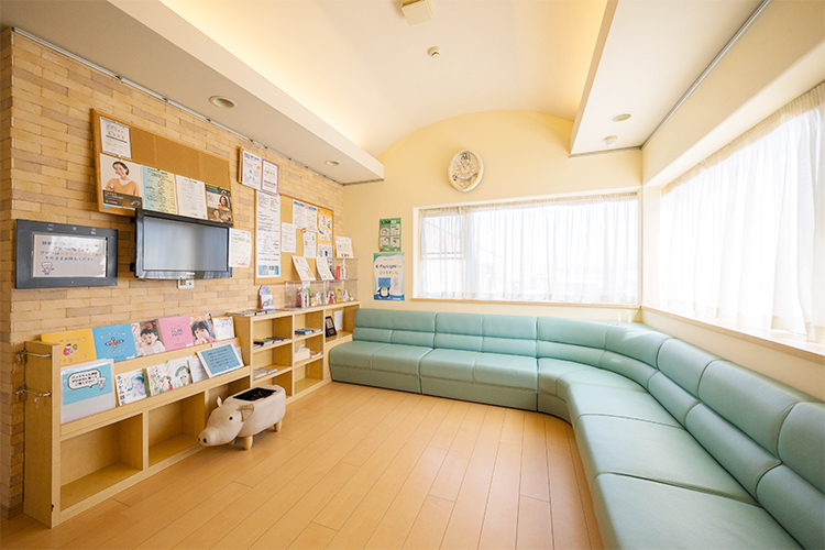 延岡こども歯科・おやこ歯科 延岡市 明るい待合室ではくつろぎながら待ち時間を過ごせる