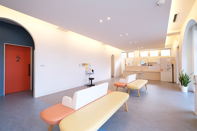 ホームケアクリニック横浜港南 横浜市港南区 広々とした待合室は、発熱者専用に仕切りを設けている