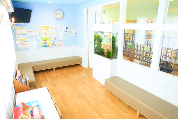 リョウこどもとアレルギークリニック 安城市 幼稚園の教室のように区切られた個室の待合室