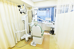 冨岡歯科医院  新宿区 患者のプライバシーに配慮し、各ユニットはカーテンで仕切られる