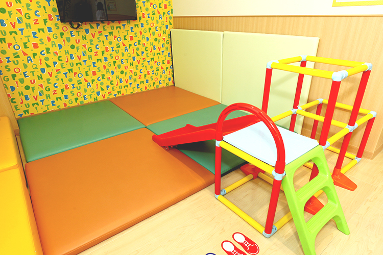 N.キッズファミリークリニック 西春日井郡豊山町 キッズスペースでは子ども向けのDVDを流している