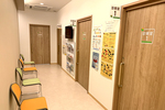 仙川ひろクリニック 調布市 白と木目を基調とした明るく温かい印象の院内