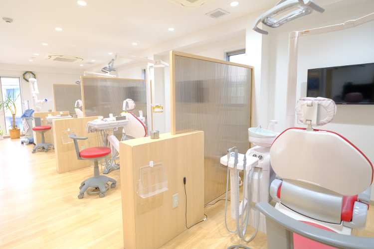 小松田歯科クリニック 茅ヶ崎市 診療室は車いすやベビーカーのまま入れるほどのスペースを確保