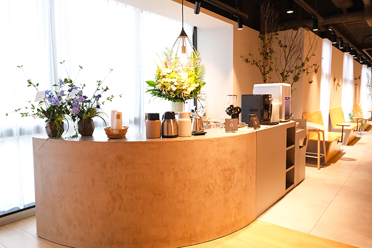 なかしま内科循環器・整形外科クリニック 西宮市 リラックスできるカフェスペースを併設