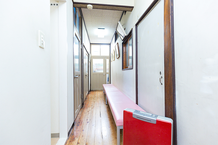 安田医院 杉並区 患者同士が密にならないよう、院内の奥にも待合スペースを用意