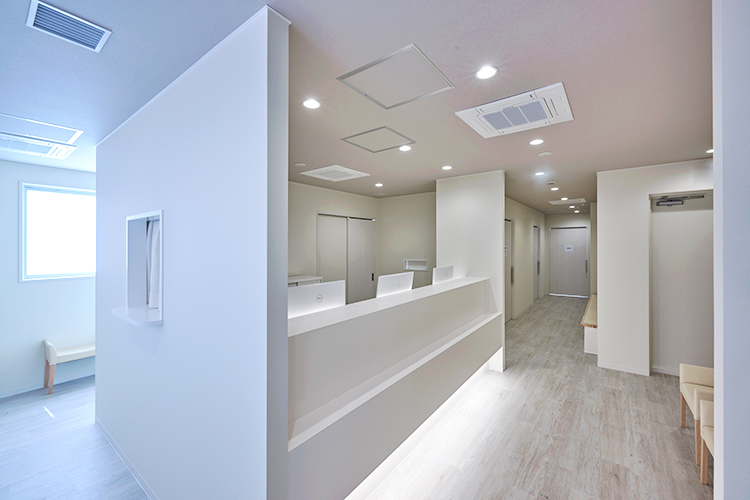 クリニックプラス高円寺 杉並区 自然光が差し込み明るい白を基調とした待合室