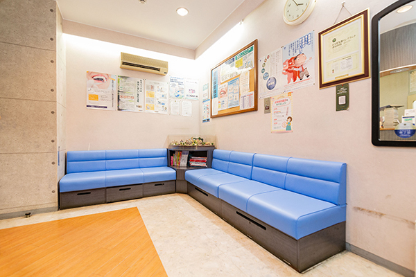 保土ケ谷駅ビル歯科 横浜市保土ケ谷区 青色のソファーが特徴的な落ち着いた雰囲気の待合室