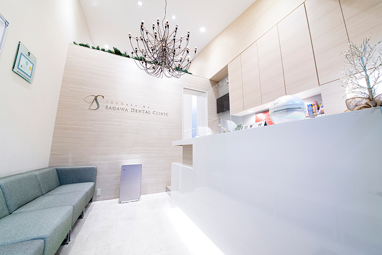 綱島さがわ歯科 横浜市港北区 吹き抜けのある待合室は明るく高級感にあふれた雰囲気