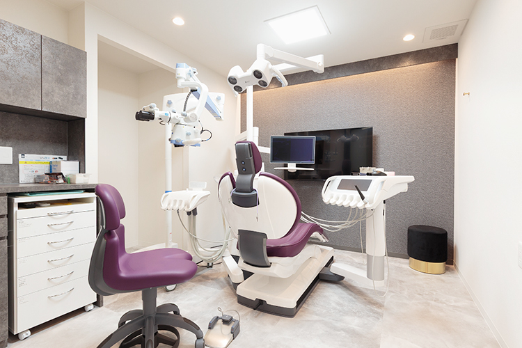 西宮夙川ひかる歯科クリニック 西宮市 患者の負担軽減のため、チェアの座り心地にもこだわった診察室