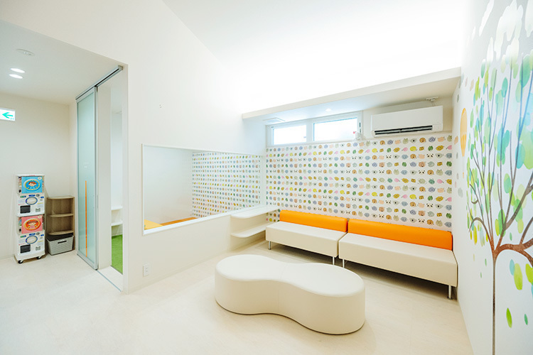 こもだデンタルオフィス宮原 新居浜市 明るくポップな雰囲気のキッズ用待合室