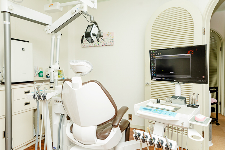 のい歯科クリニック 大阪市中央区 スタッフは安心してもらえるよういつも笑顔で対応を心がける