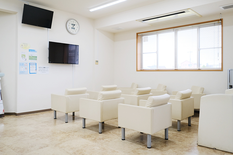 仁クリニック 吉川市 温かい日差しが心地良い待合室