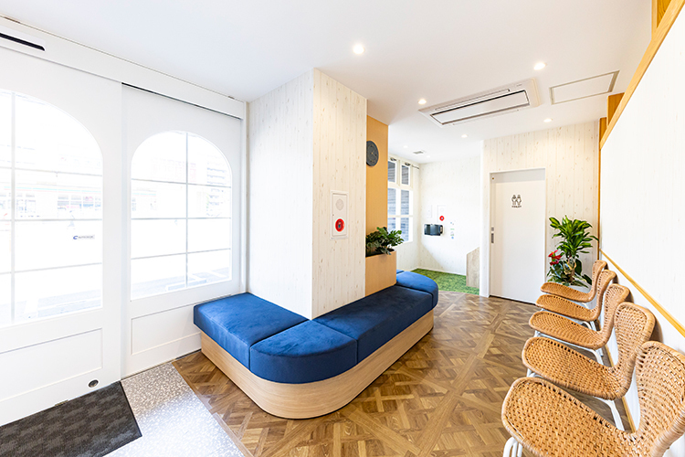 あお歯科  小児・矯正歯科クリニック 福岡市西区 大きな窓から陽光が差し込む待合室。キッズスペースも完備