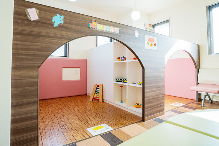 かごしまたんぽぽ小児科 鹿児島市 待合室のプレースペースには絵本の部屋とおもちゃの部屋が
