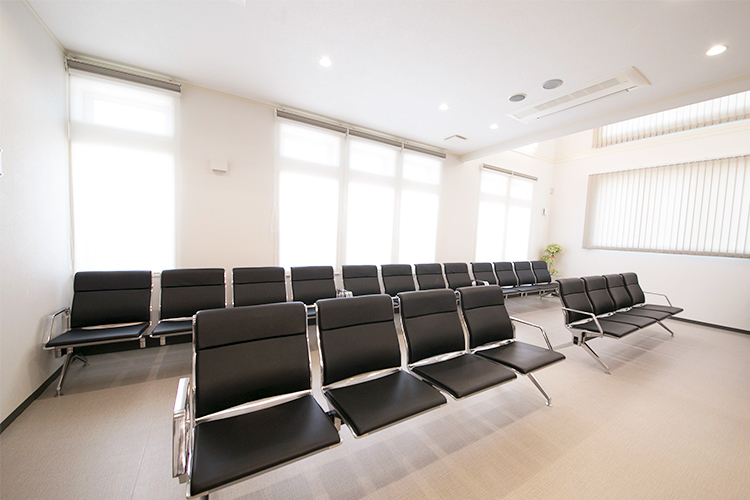 増田内科クリニック さいたま市岩槻区 バリアフリー設計の院内。車いすでも安心して通院できる